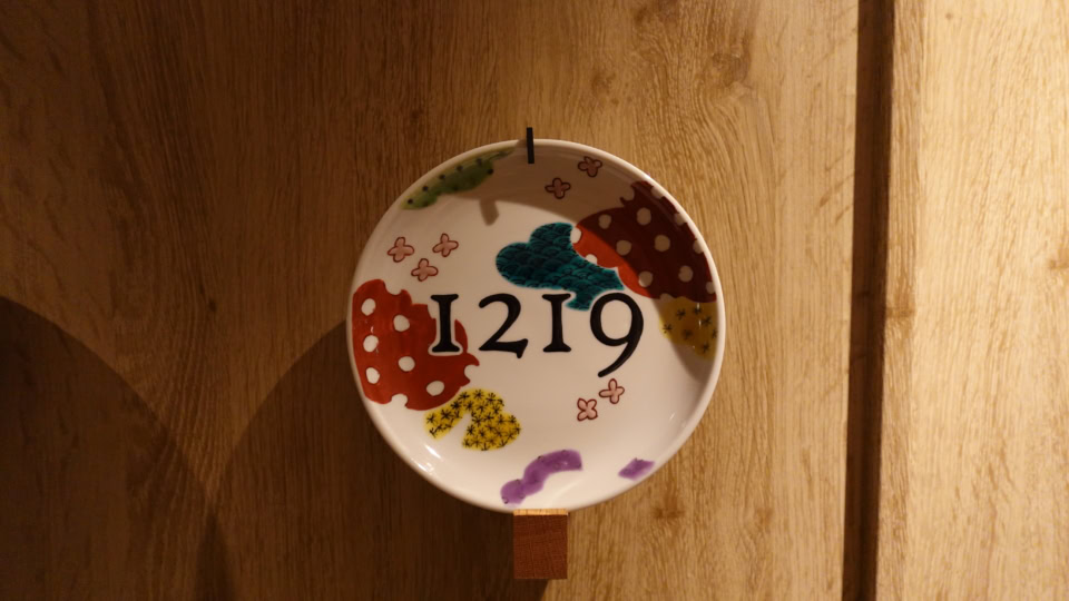 お部屋のルームサインは九谷焼。エレベーターホールからお部屋に向かうまで、すべて異なるデザインになるように配置されているそう。彩り豊かな作品の中からお気に入りを探してみるのもいいですね。