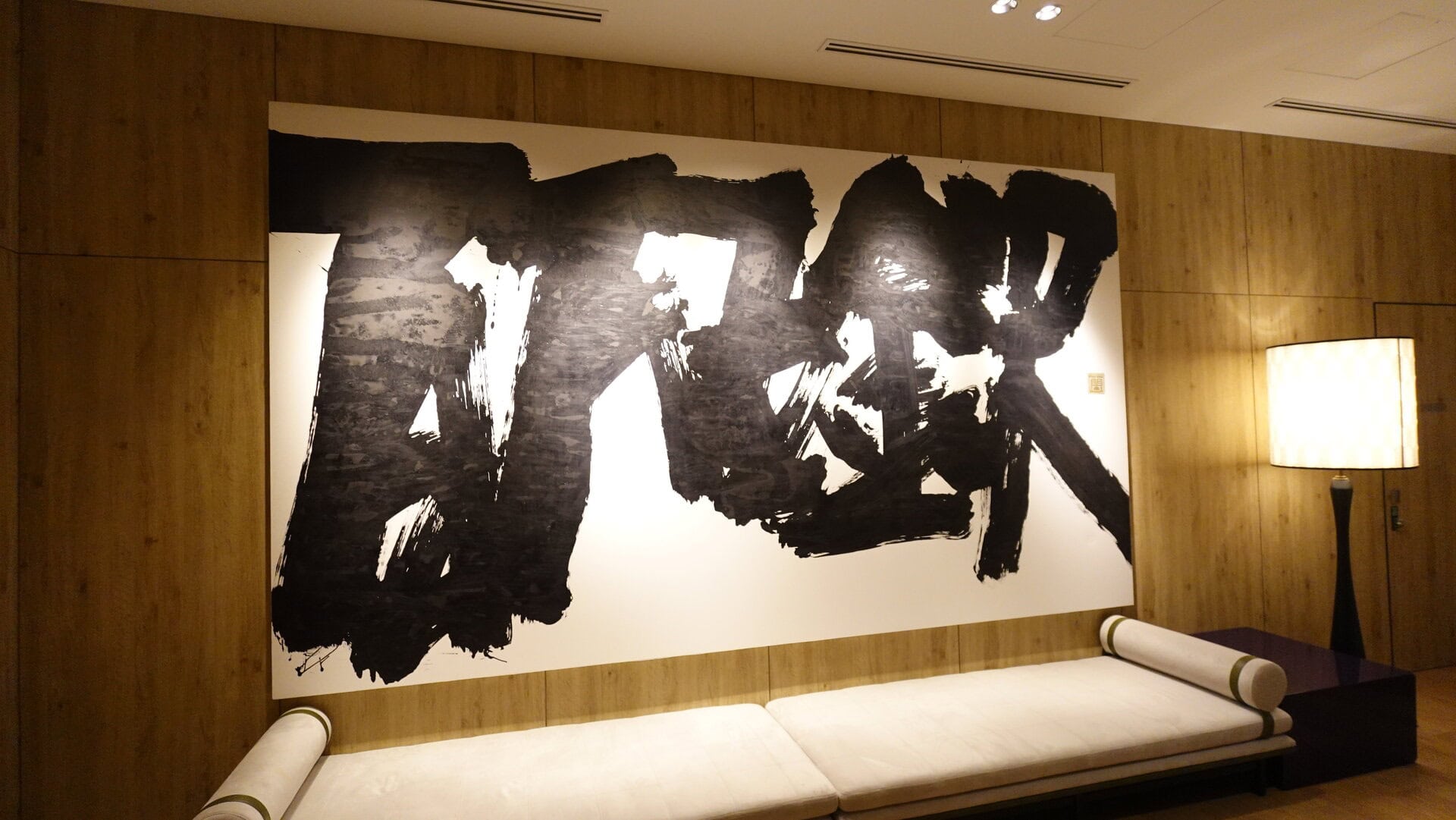 廊下に突然現れたのは、書家・雲海筆也さんの作品。「百万石金沢」と描かれています。雲海さんも富山県ご出身。地元の作家さんを知ることができるのも嬉しい。