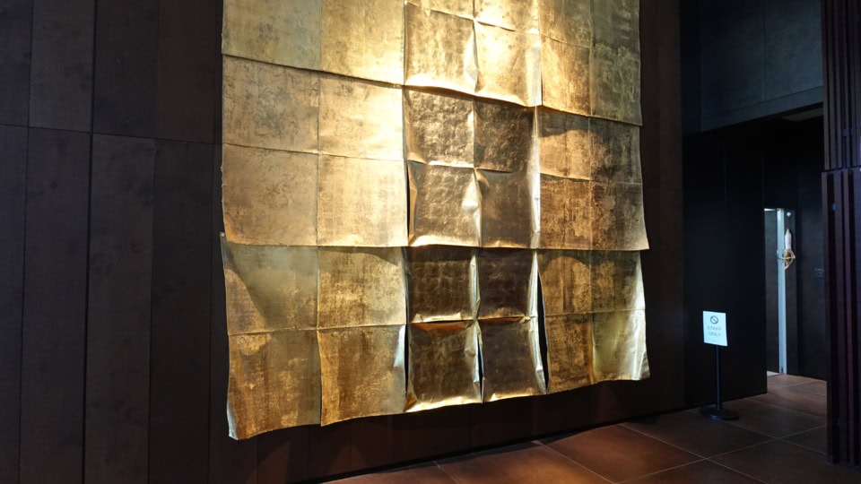 箔デザイナー高岡愛氏による大判の金箔アート。空間に自然と溶け込んでいるけれど、近づくほどにその迫力に圧巻。引きで空間全体を楽しむのも至福、間近で細部に宿るこだわりを実感するのもまた至福!