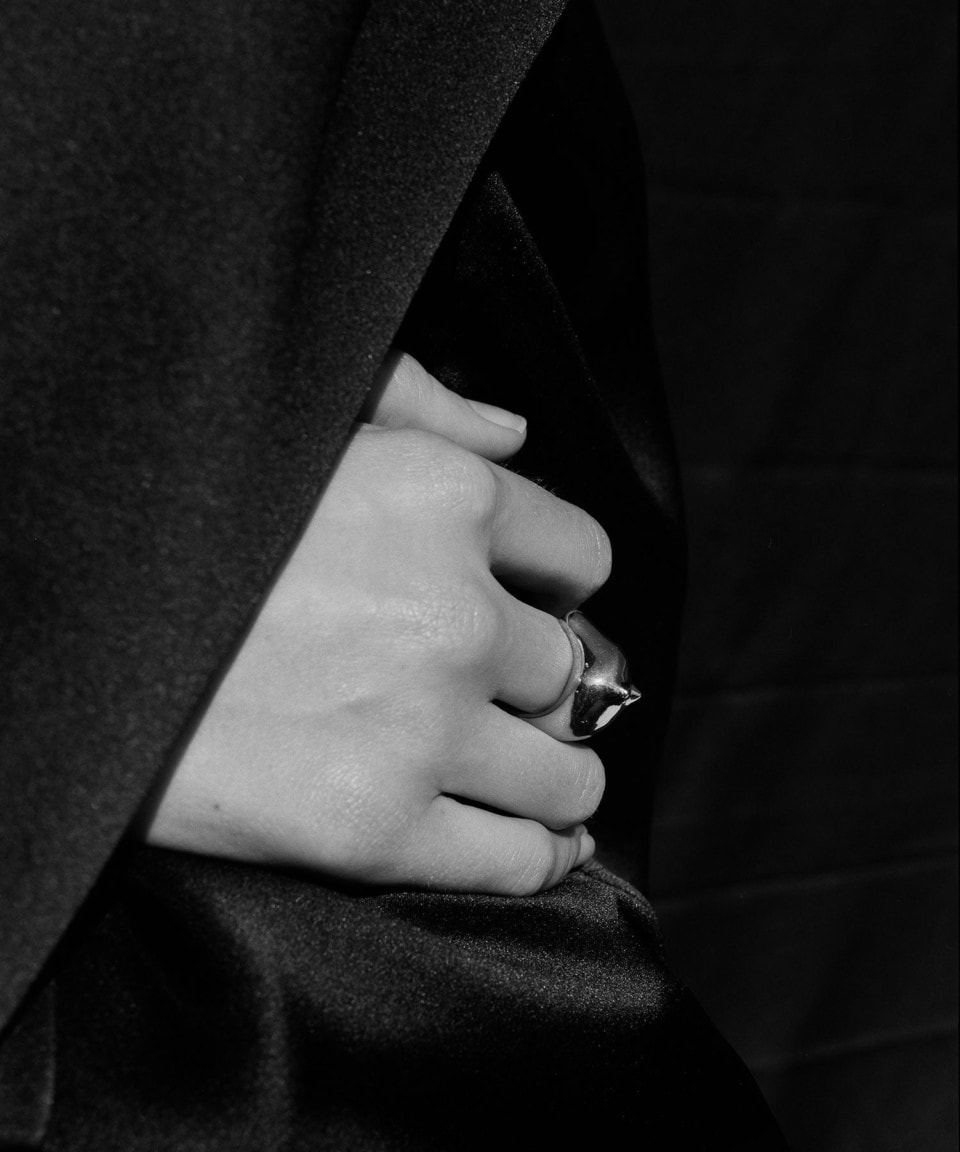 ぽってりとしたフォルムが愛らしくも大人っぽい。ホースリング［SV］￥49,500（ララガン）