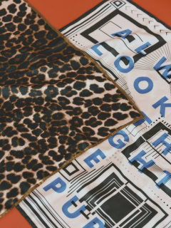 スカーフはシルク素材を。レオパード柄スカーフ¥16,500(マニプリ/アルアバイル)、ポスター柄スカーフ¥16,500(マニプリ)