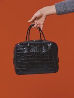 型押しレザーで高級感あり。黒バッグ¥93,500(メゾン カナウ/ヤマニ)