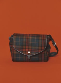 クラシカルな柄が可愛い。チェックバッグ¥79,200(ア ヴァケーション/アルアバイル)