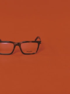 眼鏡¥53,900(サンローラン バイ アンソニー・ヴァカレロ/ケリング アイウエア ジャパン カスタマーサービス)