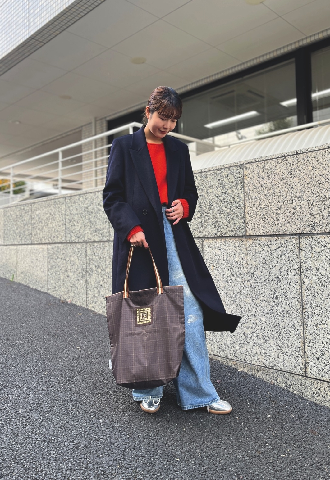 これがショッピングバッグ？ と思わせるような洒落感。大人のスタイリングにも合う！