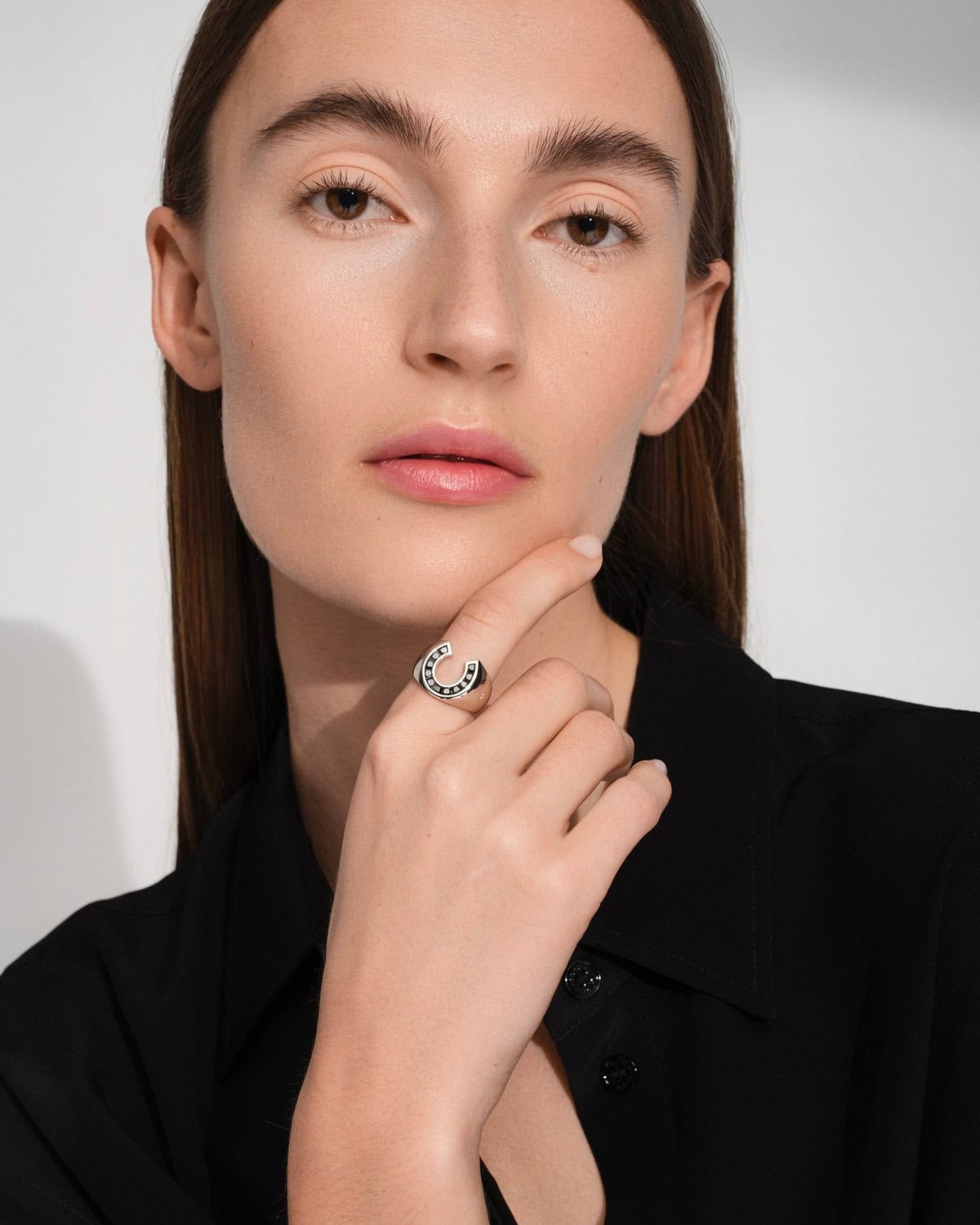 ブラックスピネルの端正な輝きはスタイリングのアクセントに。フェリックスリング ブラックスピネル［SVk×BLACK SPINEL］￥132,700（トムウッド）