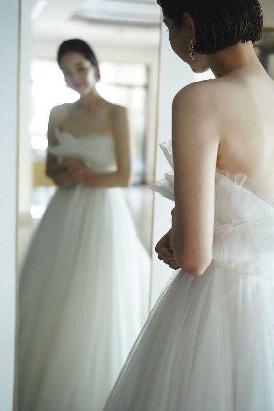 デコルテを美しく見せるドレス