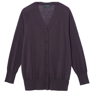 「長めのカーディガンが着やすくて、1枚あると便利」。薄手の洗えるウールシルク素材を使用。カーディガン¥28,600(アンタイトル)