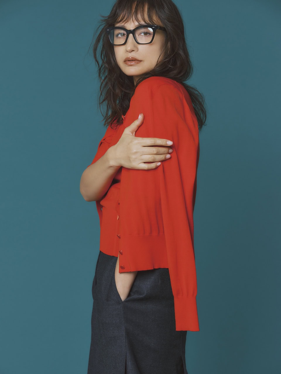 羽織って肩掛けして腰に巻いてと万能!40代がお仕事にもお出かけにも着られる【ツインニット】