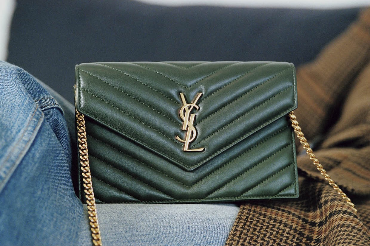 チェーンウォレット［H12.5×W19×D3.5㎝／札入れ1、小銭入れ0、カードスリット1、ファスナー付きポケット1※小銭も収納可］ ¥214,500、コート¥777,700、パンツ¥160,600（全てサンローラン バイ アンソニー・ヴァカレロ／サンローラン クライアントサービス）