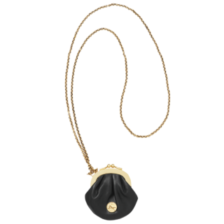 〈HORSE MEDALマイクロ コインパスケース ネックレス〉［H10×W11×D2cm／札入れ0、小銭入れ1、カードスリット0、ポケット0］ ¥119,900（クロエ／クロエ カスタマーリレーションズ）