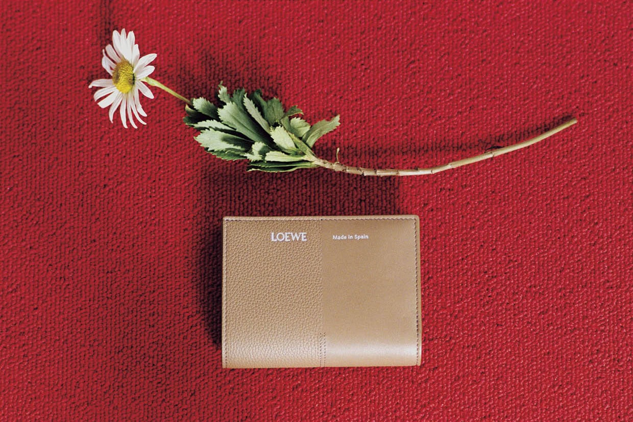 〈デュエット コンパクト ウォレット〉［H8.5×W11.4×D3cm／札入れ1、小銭入れ1、カードスリット6、ポケット3］ ¥102,300（ロエベ／ロエベ ジャパン クライアントサービス）