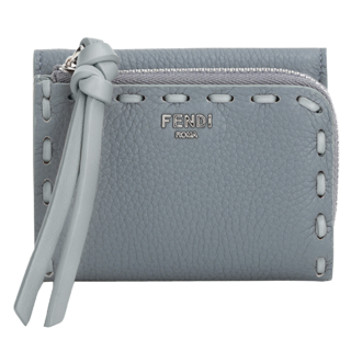 〈ピーカブー マイクロ〉［H8×W10×D3cm／札入れ1、小銭入れ1、カードスリット7、ポケット1］ ¥107,800（フェンディ／フェンディ ジャパン）