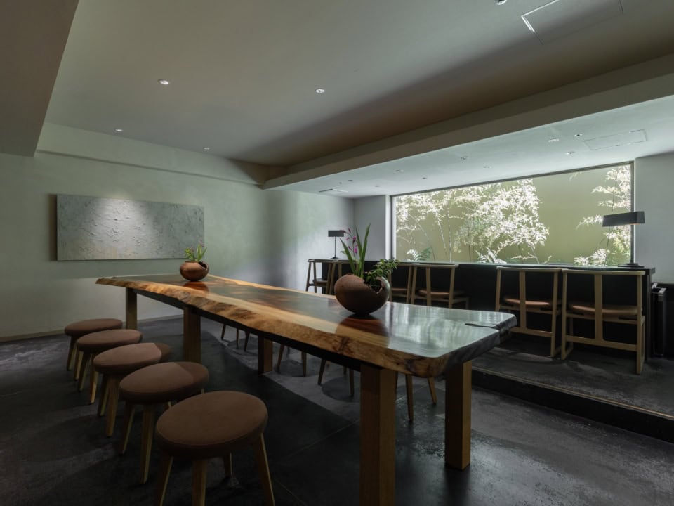 一枚板の立派なテーブルも目をひくゲストラウンジ。外の景色に目線がいくように、あえて天井を低く設計しているそう