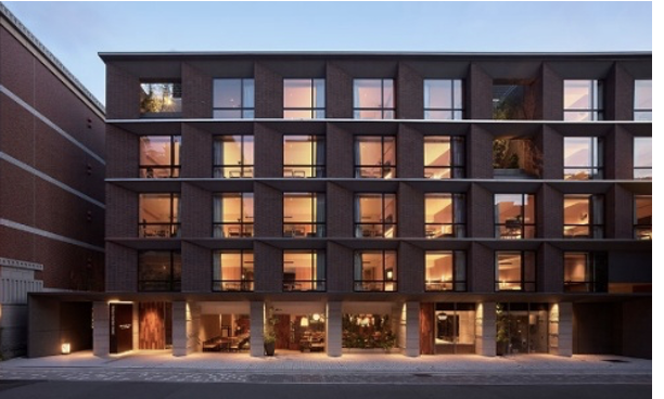 「ホテル ザ セレスティン京都祇園」と鴨川をはさんだ反対側にある、「三井ガーデンホテル京都三条プレミア」も京都ステイにオススメのホテルです。こちらは「グッドデザイン賞2025」を受賞していて、二条城や錦市場が徒歩圏内になっています