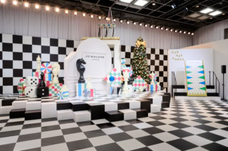 会場奥にはトランプやチェスやクリスマスツリー、ジョー マローン ロンドンを象徴するギフトボックスをモチーフにしたステージやフォトスポットが多数。