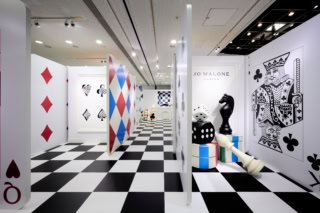 会場に一歩入るとトランプパネルの迷路が。プレイフルでフェスティブな空間に心が踊ります。