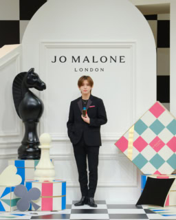 ブランドのフレンズも務める山田涼介さんは黒のスーツで登場。