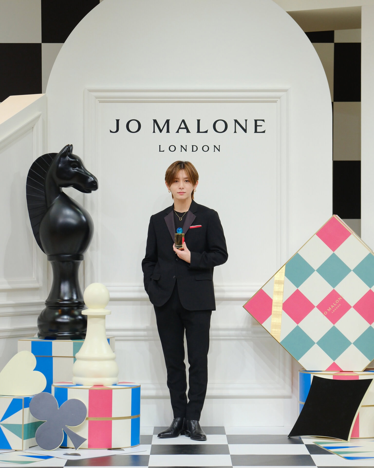 ブランドのフレンズも務める山田涼介さんは黒のスーツで登場。