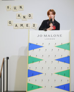 体験型コンテンツのプリンコ ゲームを楽しむ山田さん。