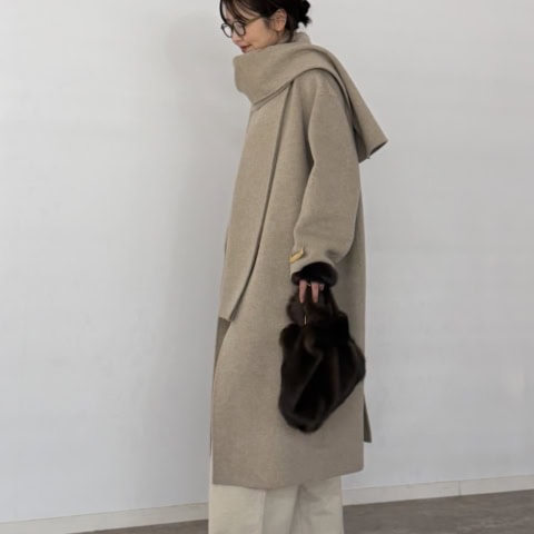 【40代スナップ】大人のベージュコーデに「ファーバッグ」投入で今っぽ可愛い!|福永好枝さん