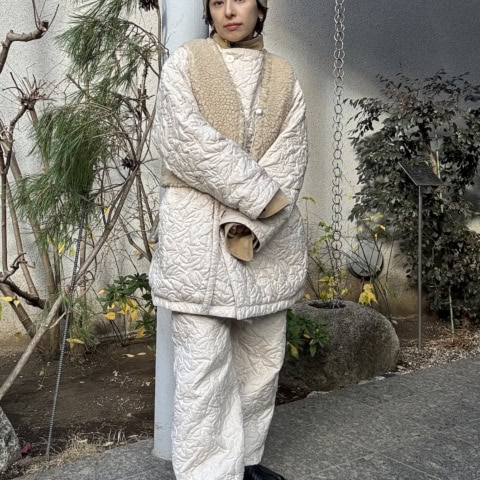 【40代スナップ】色味をおさえた「ミュートトーンコーデ」にもこもこ小物が可愛い!| 郡司杏さん