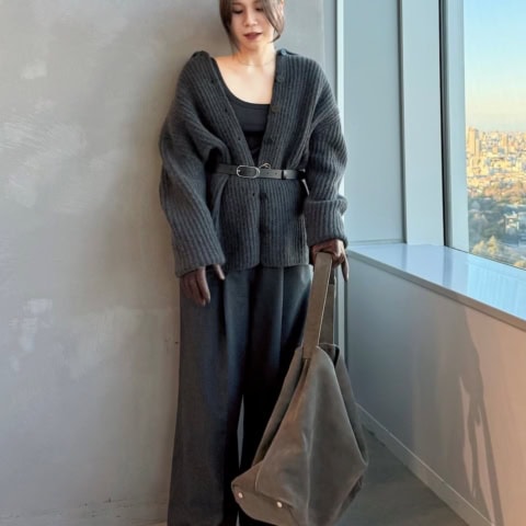 【40代スナップ】タイムレスで旬「レザーグローブ」を投入してコーデ引き締め!| 保泉万里子さん