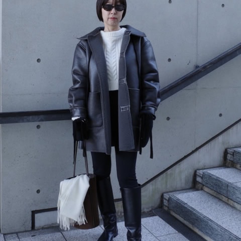 【40代スナップ】ハードな装いに「リボン付きグローブ」でさりげない可愛げを♡｜磯部愛里さん