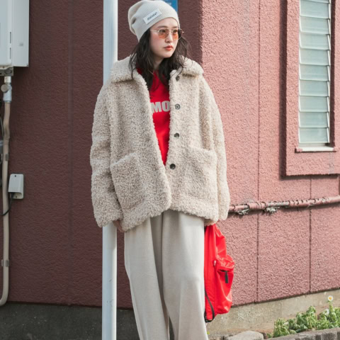 【40代スナップ】冬のモコモコ×ミュートカラーな装いに「差し色レッド」が可愛い|大野幸菜さん