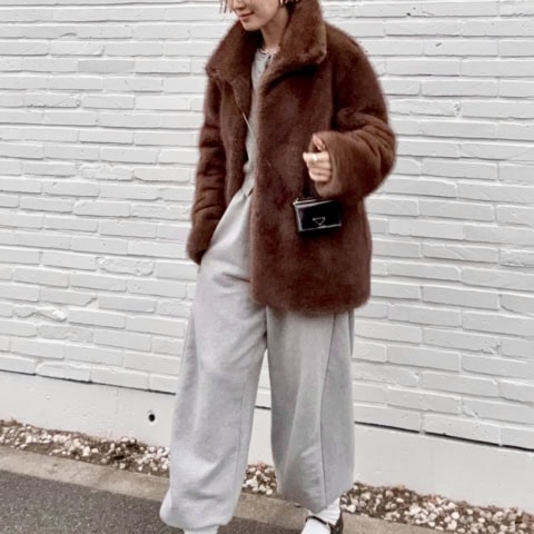 【40代スナップ】ラフなスエットコーデが「メタルフレーム眼鏡」で一気に洒落る!|安ソヨンさん