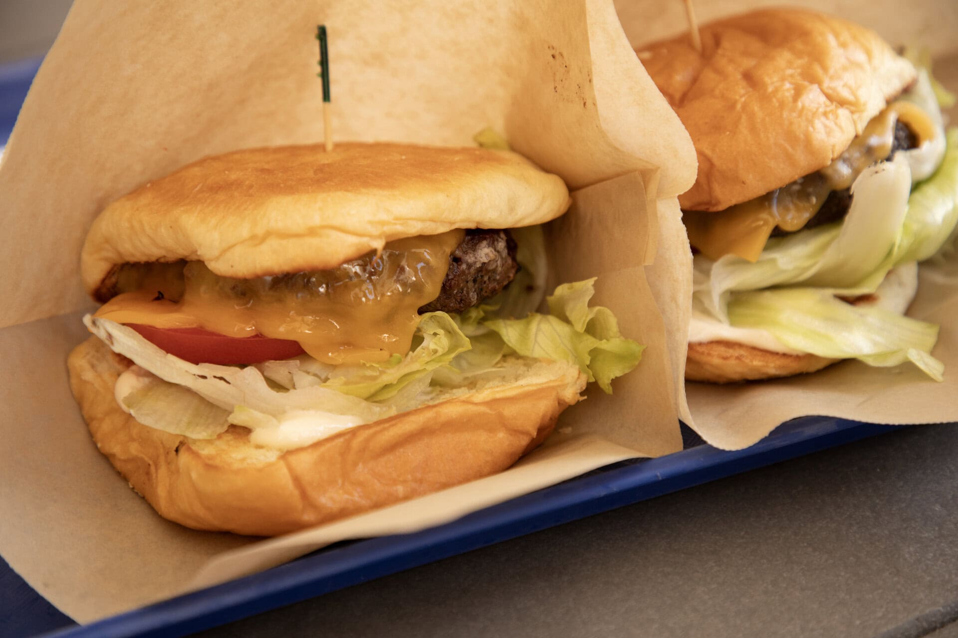 ボリューム満点の＜ヴィレッジバーガー・コンボ＞は$20.25（フライドポテトとソフトドリンク付き）