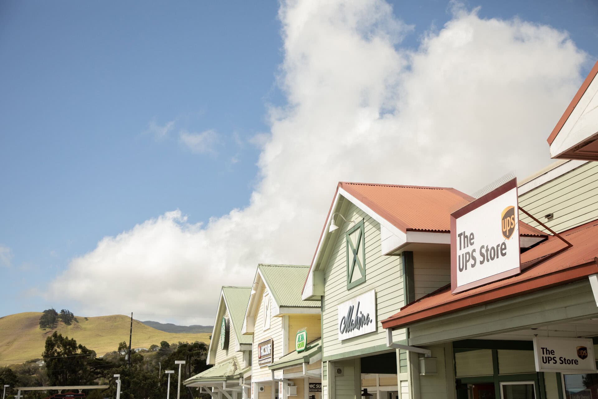 海沿いのリゾート地とは一線を画す、どこか懐かしい街並み