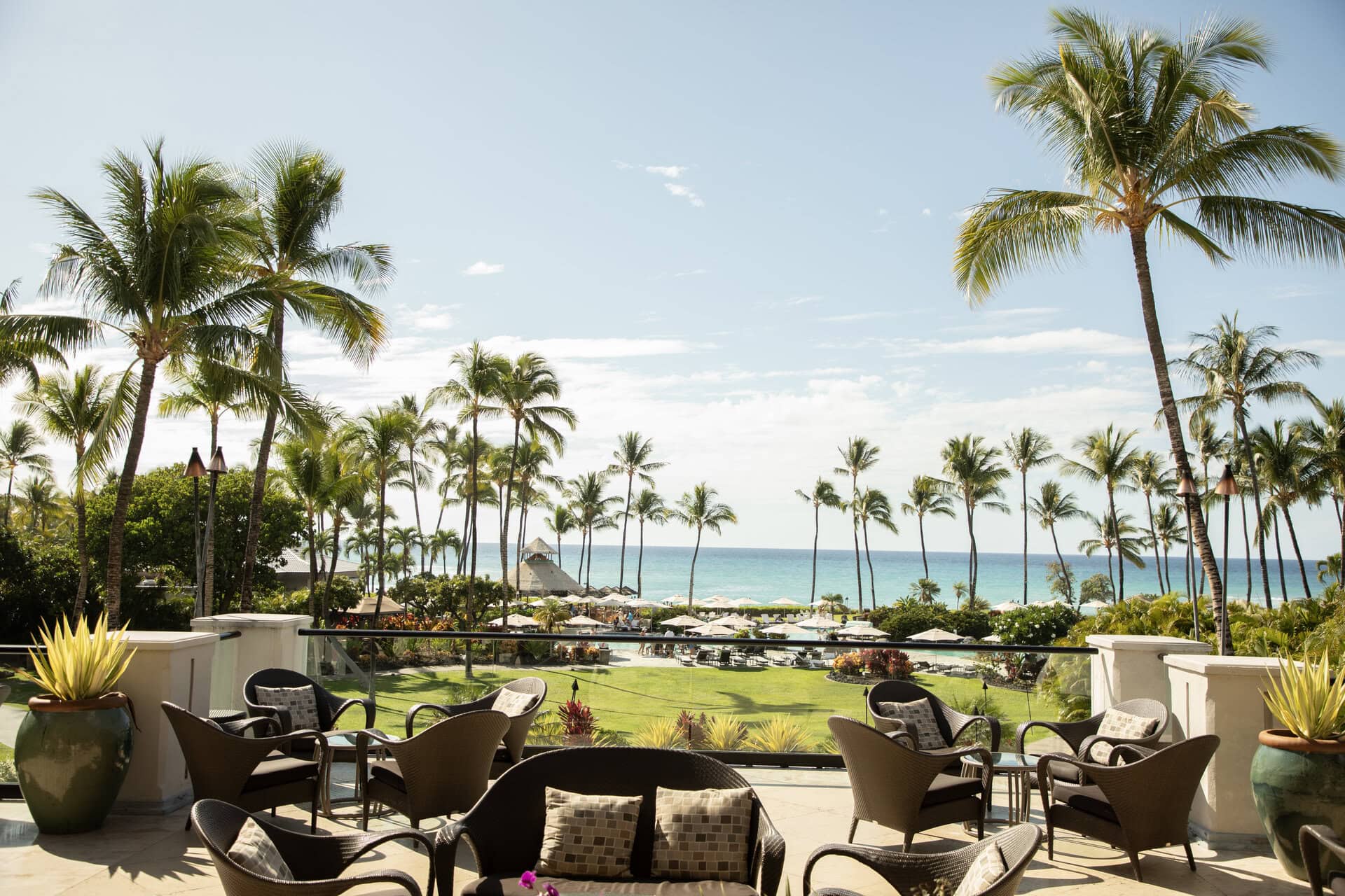 エントランスを抜けると、広い青空と透き通った海、目の前にはトロピカルガーデンが