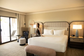 客室は、ハワイの伝統的な温もりを感じさせるウッド調の家具と、白を記帳としたクリーンなインテリアが調和