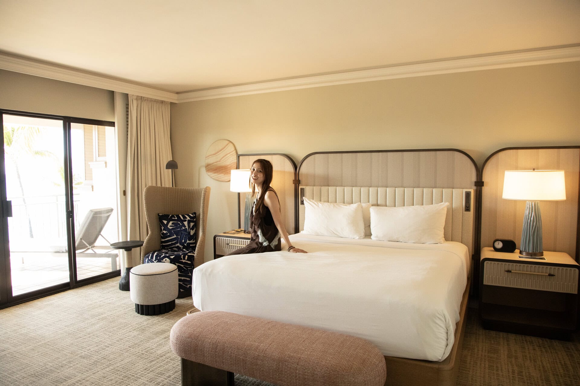 客室は、ハワイの伝統的な温もりを感じさせるウッド調の家具と、白を記帳としたクリーンなインテリアが調和