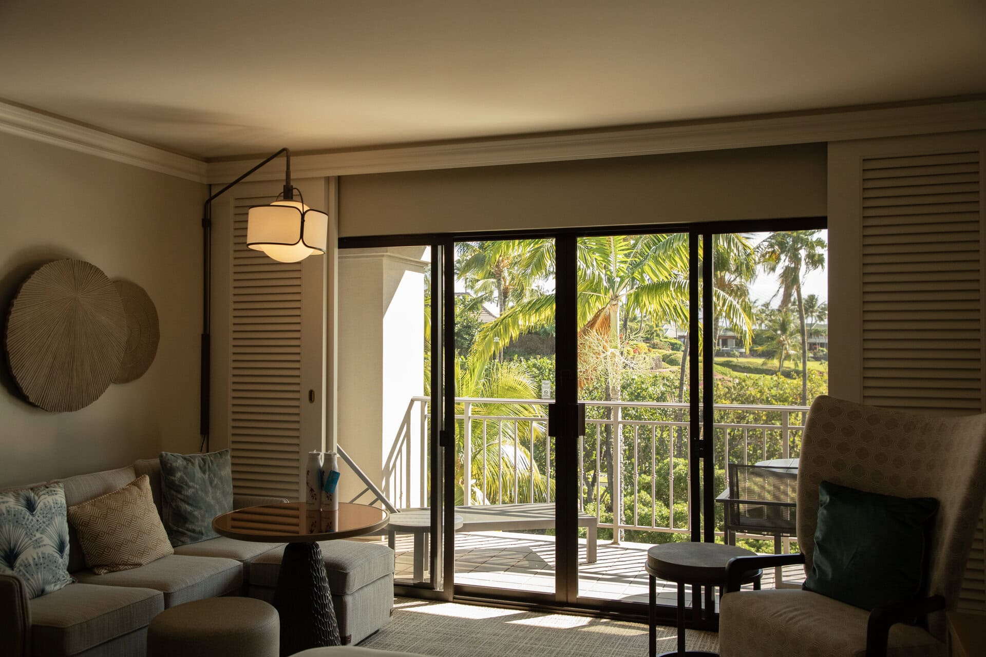 部屋のどこにいても外の自然を感じられる。ぜひスマホを置いて、波の音を聞きながらぼーっとして