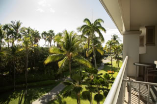 このホテルの特等席は、広々としたラナイ（ベランダ）。ここでゆったり時間を過ごせば、旅の移動で疲れたからだも解けていくはず。ローズマリーやミントが香る＜ル・ラボ＞のフェアモント専用アメニティが用意されていたり、館内の日本語インフォメーションをLINEで受けることができたりと、上質なサービスが大充実。まさに“大人のための贅沢な隠れ家”と言っても過言ではない！