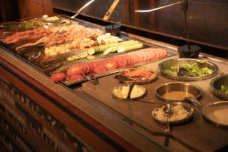 ここに並ぶのは、地元ハワイ島で採れたばかりのフレッシュなフルーツや、焼きたてのパン、そして食欲をそそる温かいお料理の数々