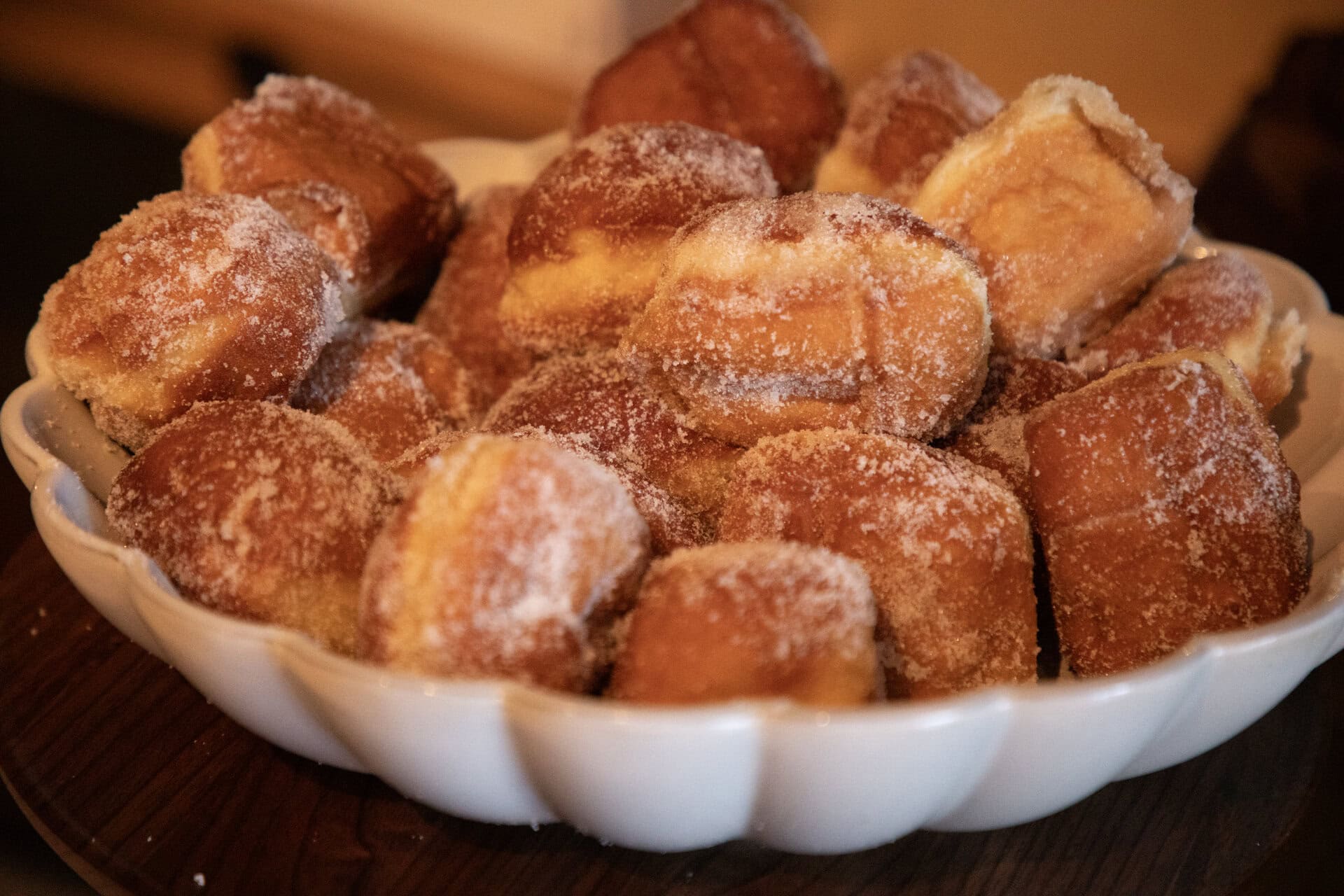 念願だったマラサダもこんなにたくさん！ テラス席に座れば、目の前にはキラキラと輝く海。 美味しい食事と絶景があれば、今日も最高の一日になること間違いなし。 お腹も心もしっかり満たして、さあ、アクティブなハワイ島2日目がスタート！