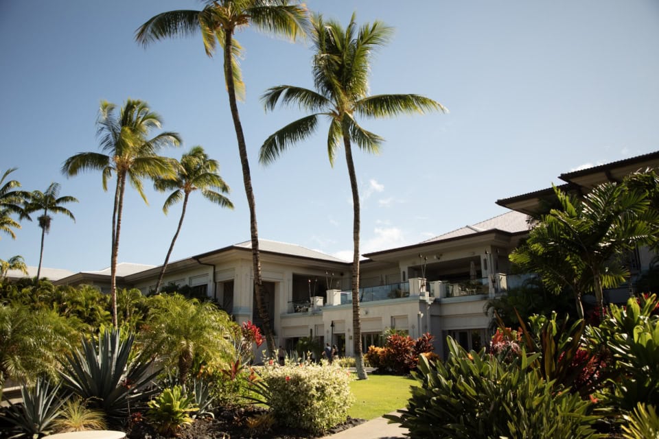 朝食の会場となる【オーキッド・コート】は、吹き抜ける風が心地よい開放感あふれる空間