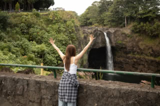 光を浴びるとキラキラ輝く滝に、たっぷり癒やされました