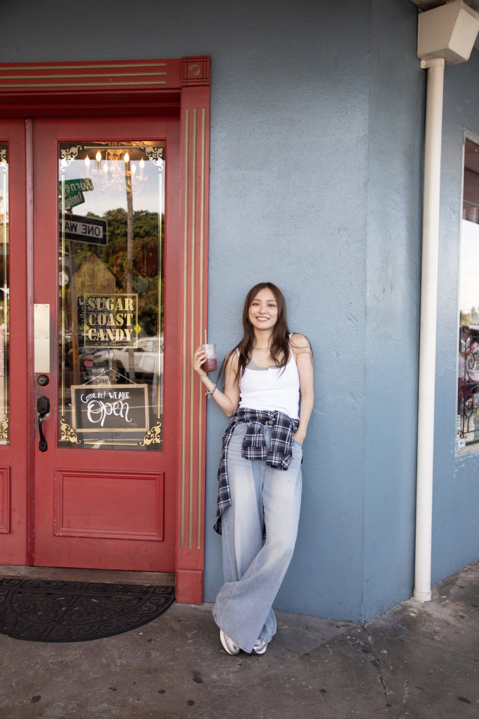 その後、ノスタルジックなヒロの街をぶらりと自由散策。コーヒーを片手にレトロな街並みを楽しんだあとは、いよいよメインの火山へと向かいます