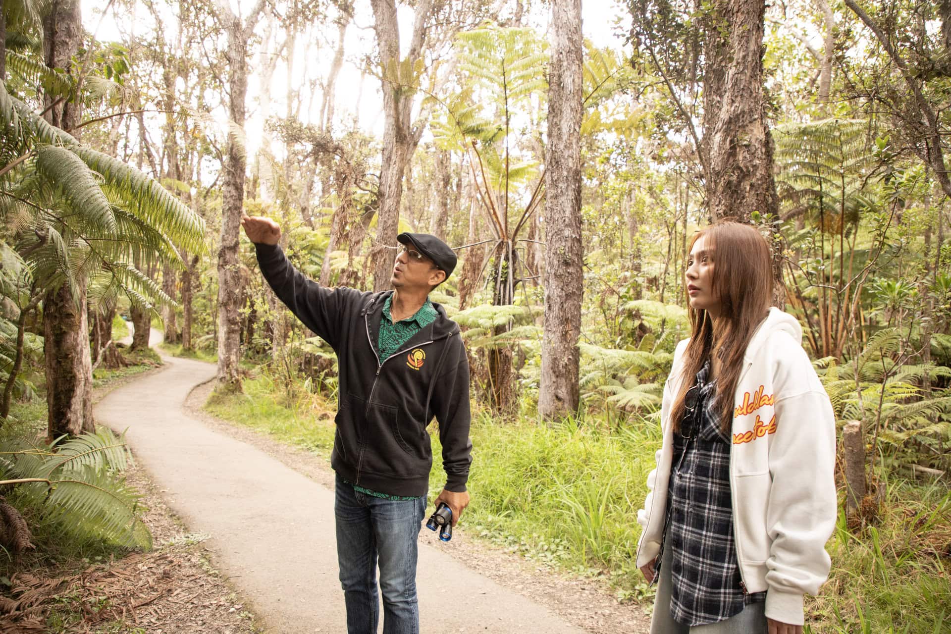 ハワイ島のことを知り尽くした＜Holoholo Island Tours＞のガイドKENさん。夕食は海岸線や海が見渡せる広大な溶岩台地のうえで。刻一刻と表情を変える火山を背景に食べるごはんは、一生忘れられない味になりました