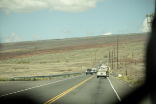 大地を抜ける、最高にドラマチックな一本道。ずっと窓の外を眺めていたくなります