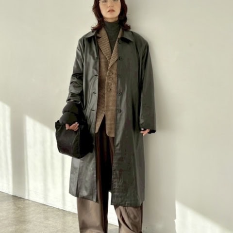 【40代スナップ】冬のダークトーンコーデに「ゴールド眼鏡」でキラリと洒落る!|片桐ゆたかさん