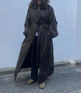 フロント全開けでベルトをラフに結ぶと、フェイクレイヤードを強調することができますよ！