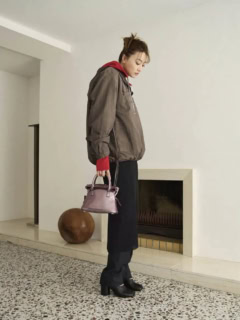 バッグ〈5AC マイクロ〉［H15×W22×D10㎝］¥330,000、シューズ〈タビ パンプス〉［ヒール8㎝］¥187,000、アウター¥345,400、中に着たスエット¥190,300、スカート¥190,300、パンツ¥145,200（全てメゾン マルジェラ／マルジェラ ジャパン クライアントサービス）