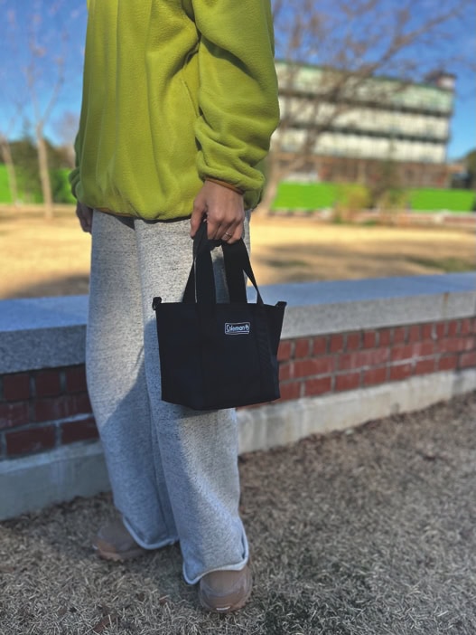 手持ちスタイルはコーディネートに合わせて持ちやすく、タウンユースに活躍。｜オトナミューズ〈通常号〉付録はColeman 着脱可能なショルダーストラップ付きミニトート