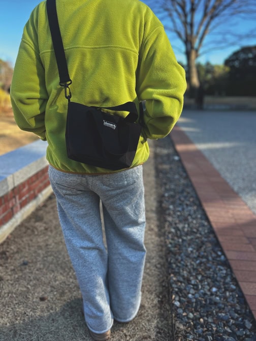 ショルダーストラップを付ければ両手があいて楽ちん。アウトドアシーンにも。｜オトナミューズ〈通常号〉付録はColeman 着脱可能なショルダーストラップ付きミニトート