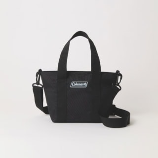ショルダーでも手持ちでも◎。ブラックで使いやすさ抜群！ ｜オトナミューズ〈通常号〉付録はColeman 着脱可能なショルダーストラップ付きミニトート
